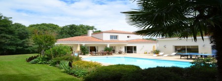 maison de plain pied sur grand terrain arboré. piscine chauffée. Prix : nous contacter au 02.40.00.00.00 
