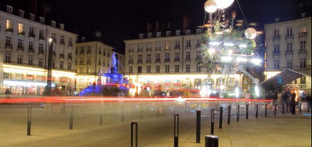 Magnifique appartement place royale à Nantes au dernier étage avec moulure au plafond. Prix : nous contacter au 02.40.00.00.00